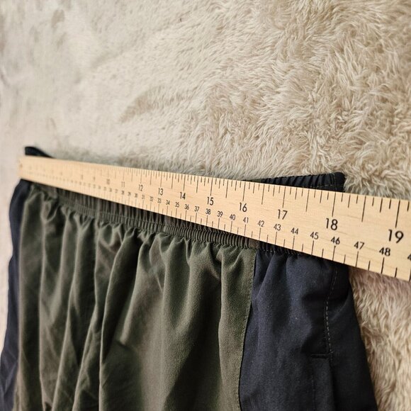 Under Armour heatgear Shorts Loose Fit Green Black Back Zipped Pocket Mens Sz XL - Picture 3 of 14